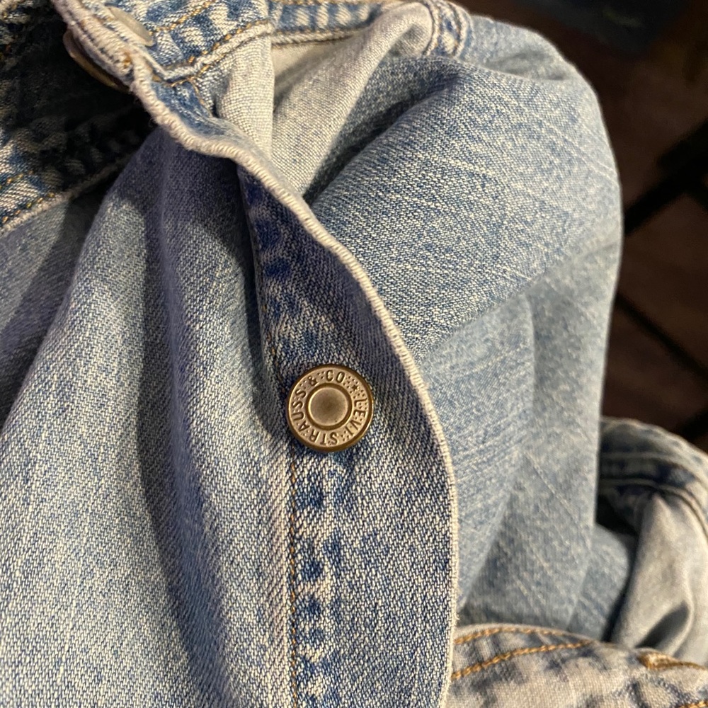 Men's Size Large Like new Classic Levi denim shirt - Picture 4 of 4